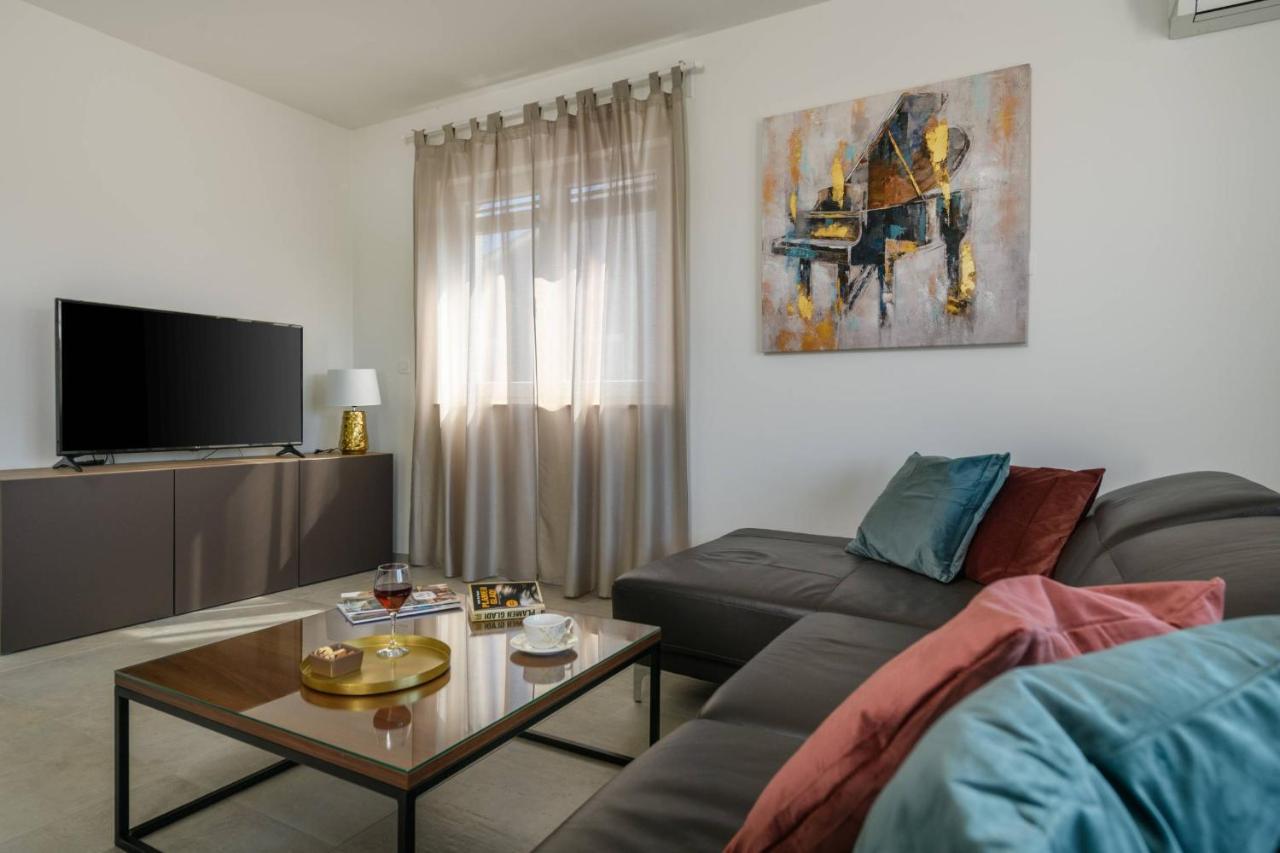 Apartment Dora *